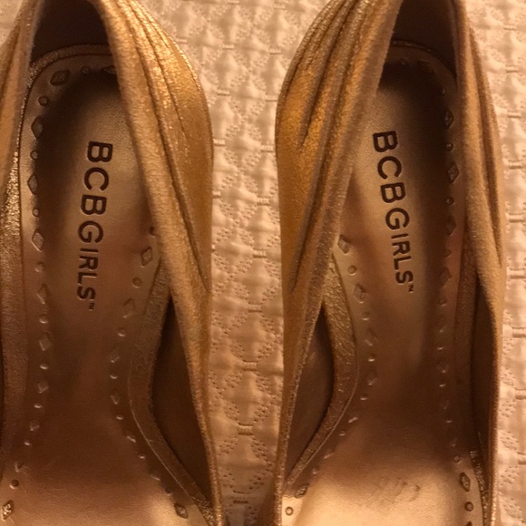 BCBG Girls gold peep toe pumps - Picture 2 of 4